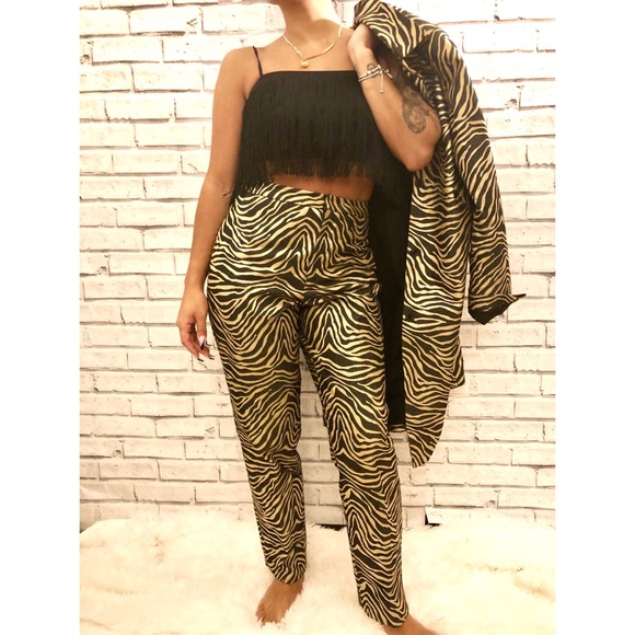 📍SOLD -Black Fringe Adjustable Strap Crop Top - Picture 5 of 6